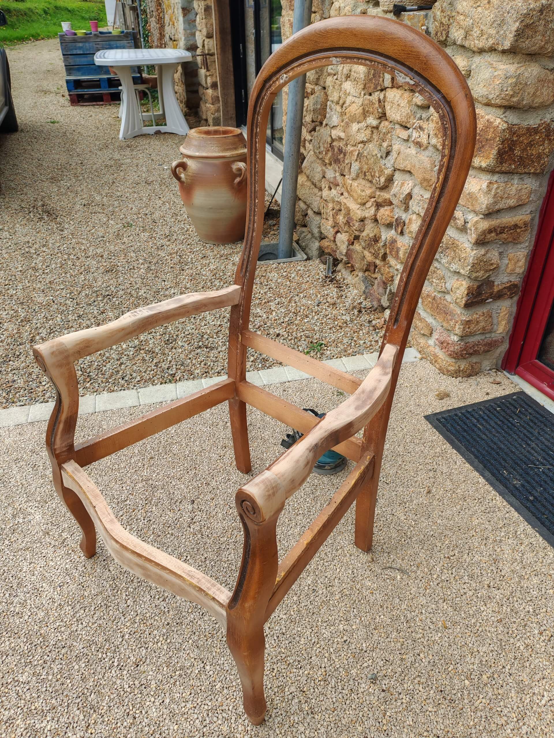 carcasse d'un fauteuil voltaire en cours de restauration