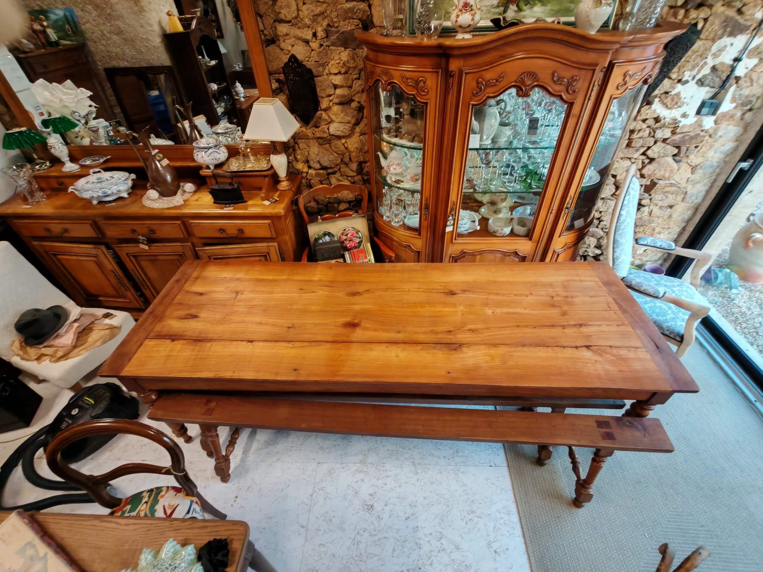 à vendre table réfectoire de 2.40M sur 80CM ancienne, massif et chevillé avec 2 bancs 300€