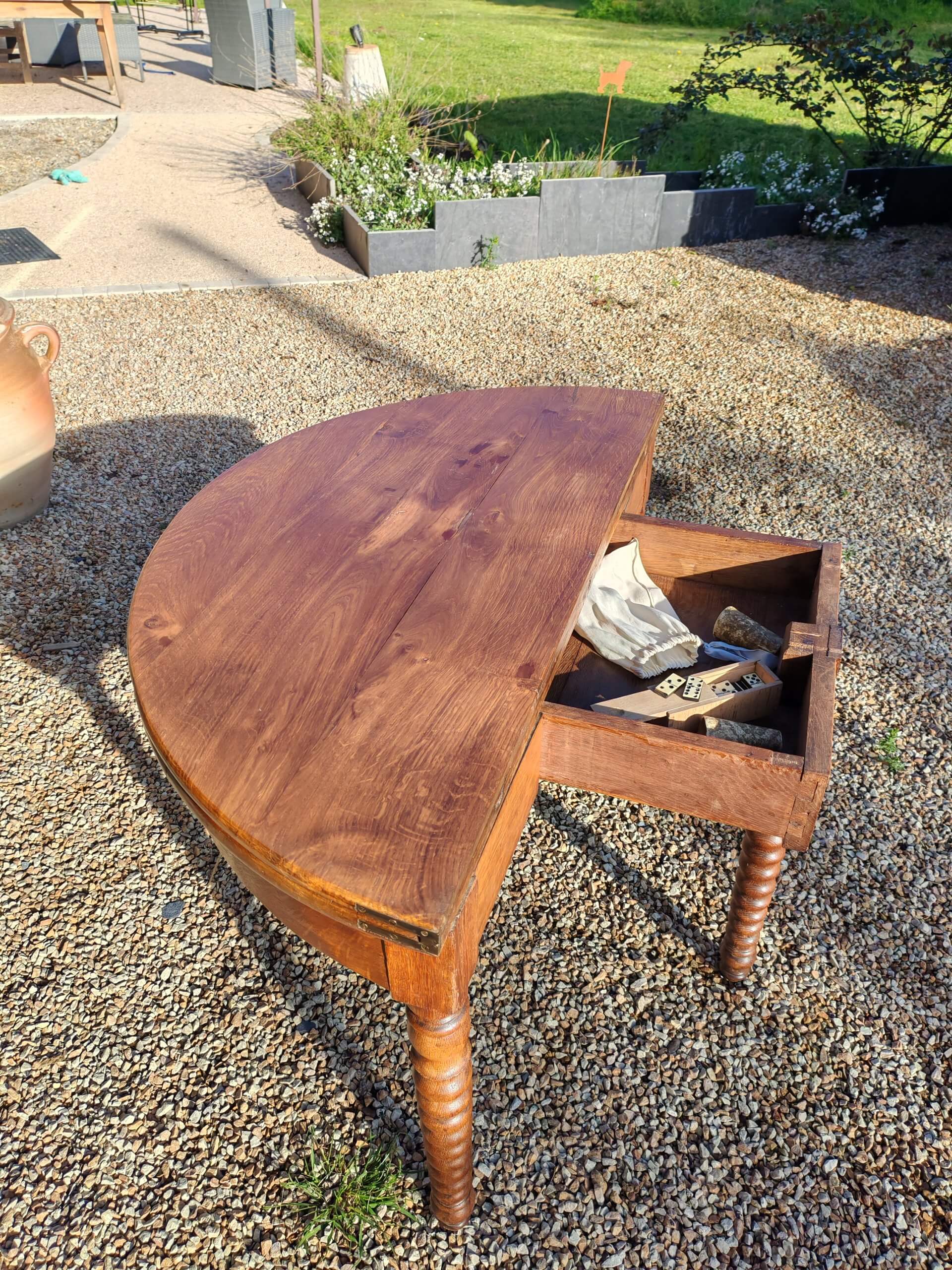 à vendre jolie table en chêne massif rabattable