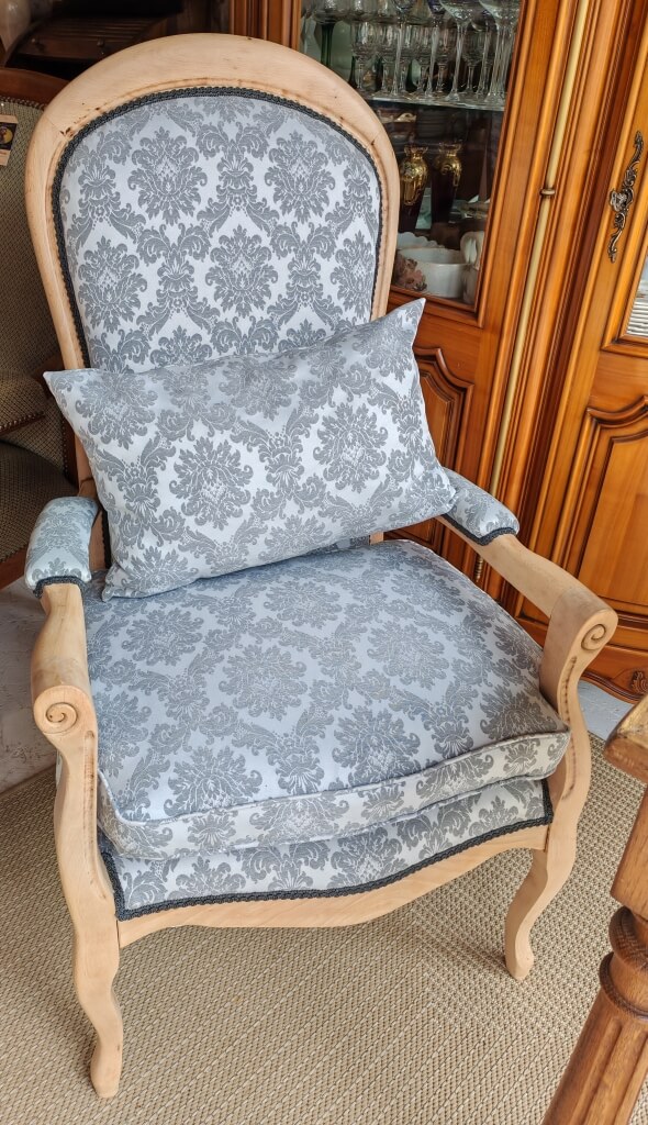à vendre fauteuils voltaire rénové en mousse bultex 40kg au m² 260€